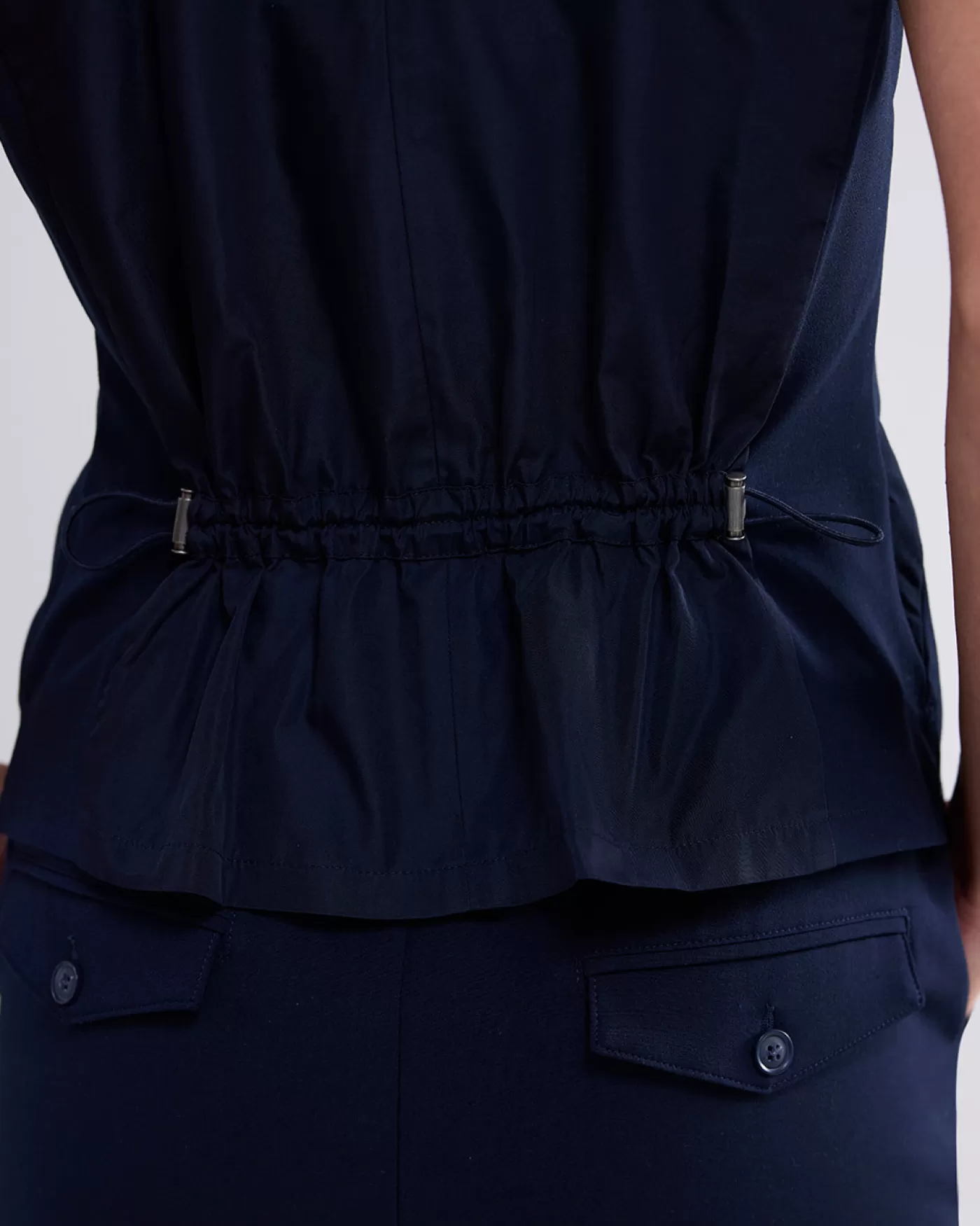 mouwloze_top_met_taft_achterkant_118171.webp Summum Tops & T-Shirts<Mouwloze top met taft achterkant