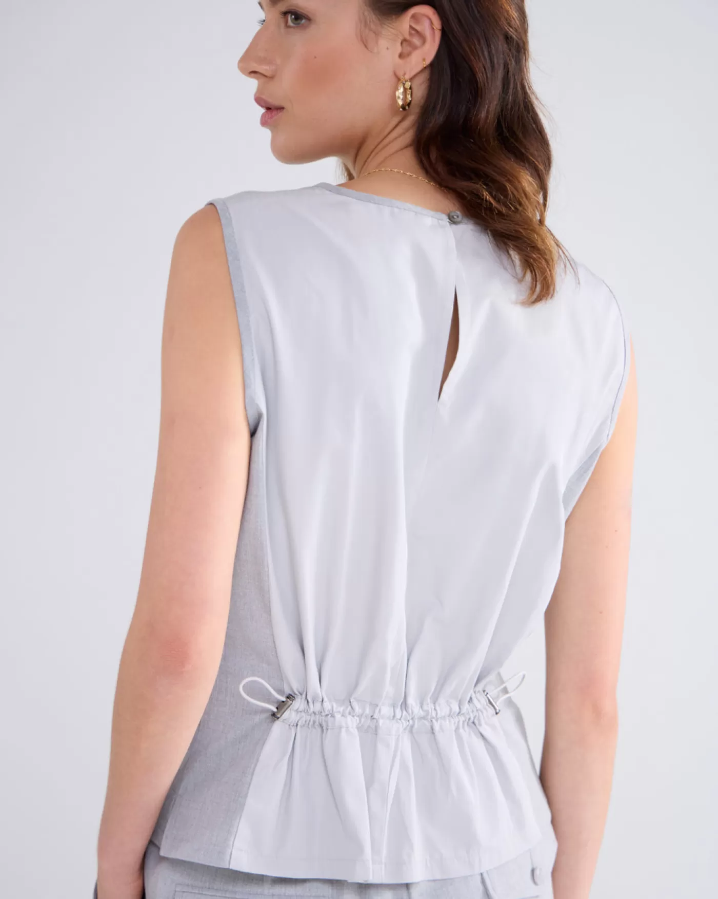 mouwloze_top_met_taft_achterkant_118194.webp Summum Tops & T-Shirts<Mouwloze top met taft achterkant