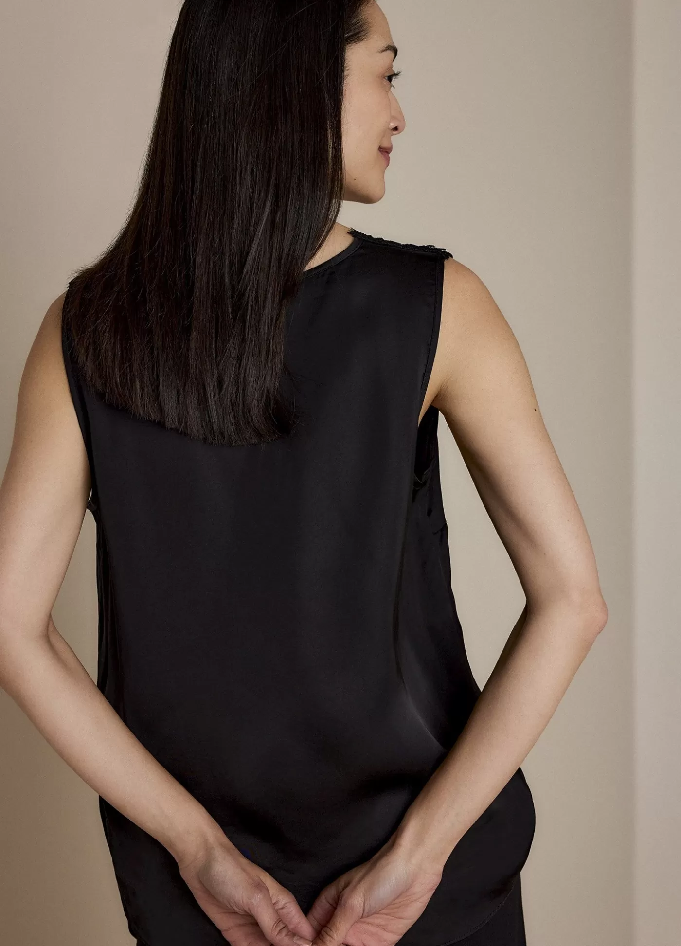 satijnen_top_met_kant_114324.webp Summum Basics | Tops & T-Shirts<Satijnen top met kant