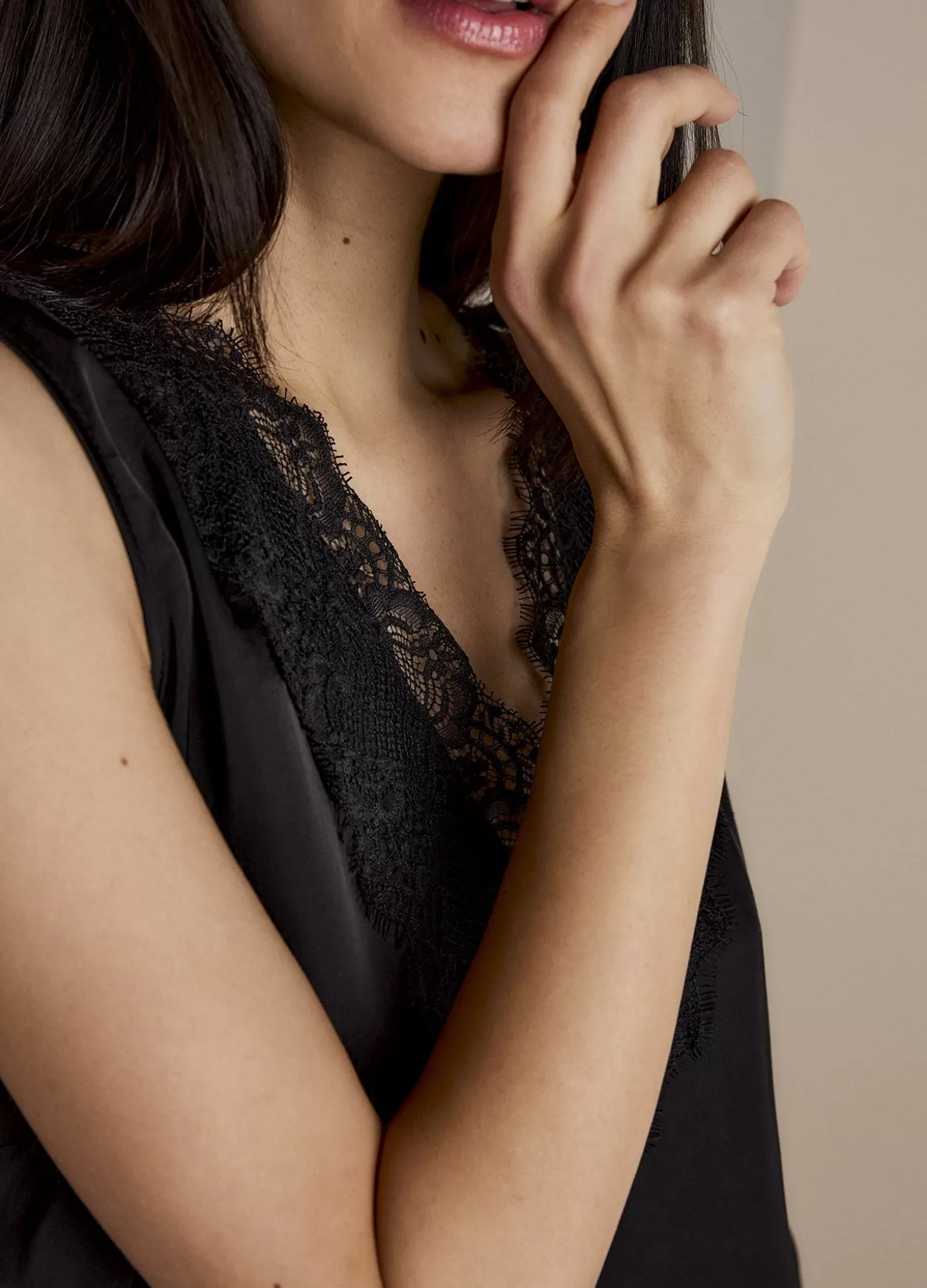 satijnen_top_met_kant_114330.webp Summum Basics | Tops & T-Shirts<Satijnen top met kant