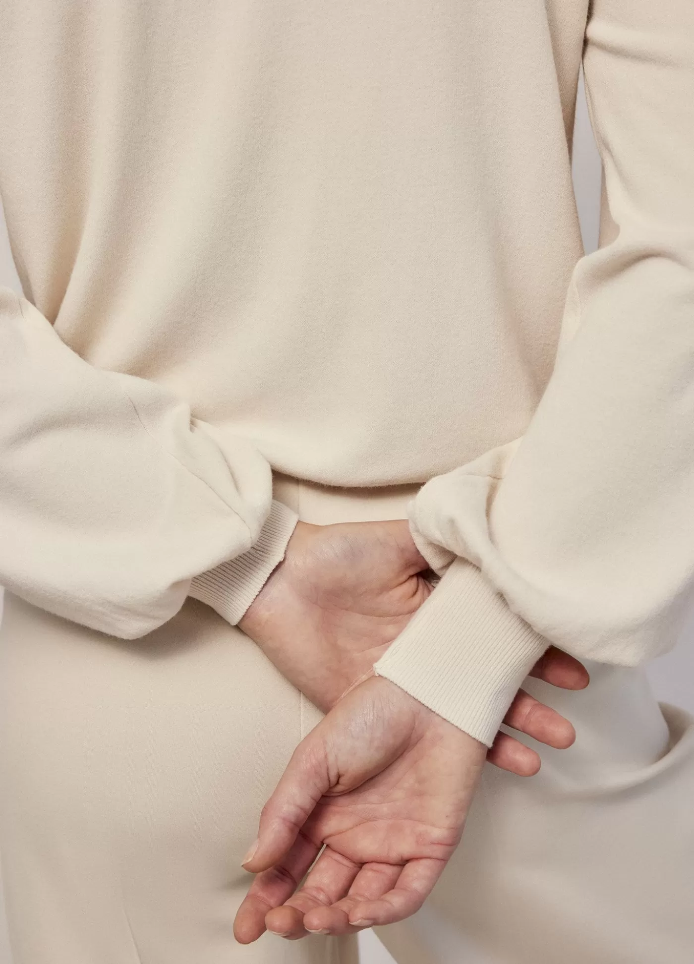 trui_met_pofmouw_114602.webp Summum Basics | Truien & Vesten<Trui met pofmouw